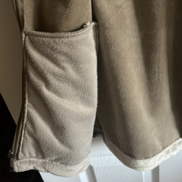 Cabela’s Camo Vest w/ Hood - Picture 5 of 5